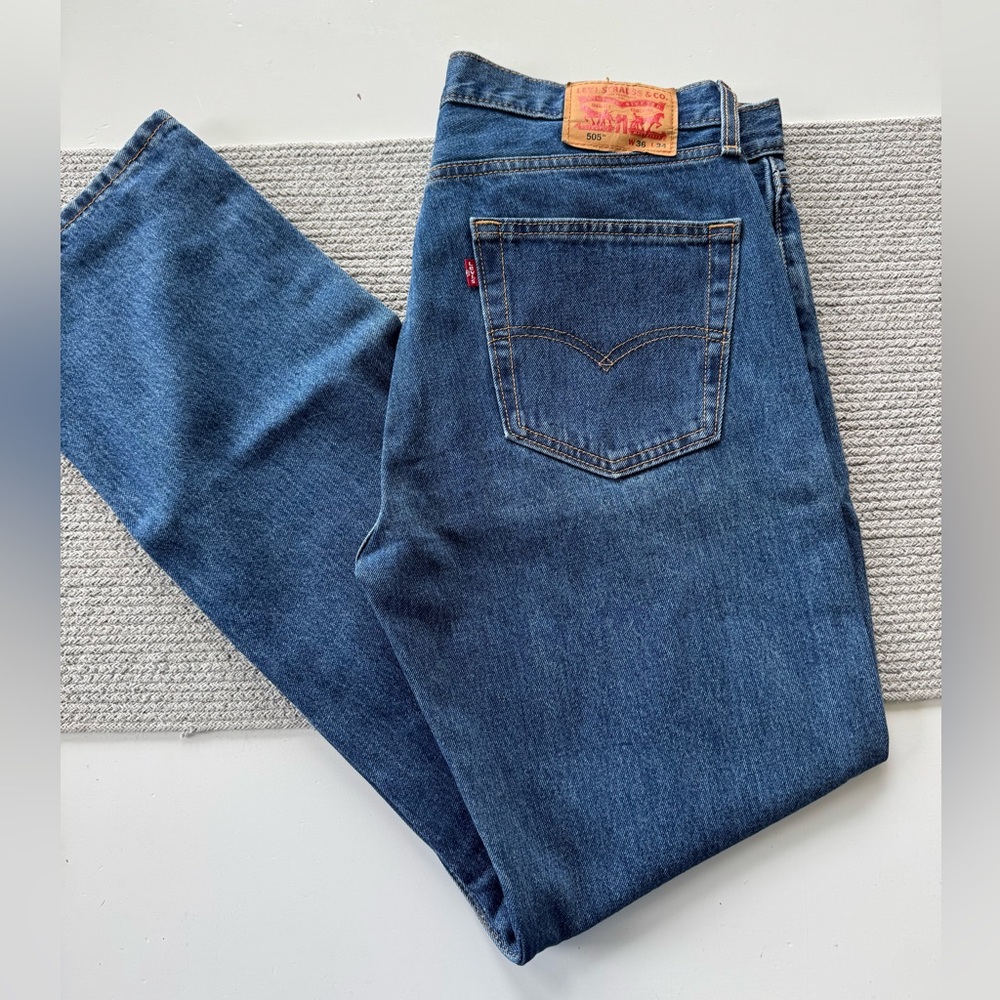 Levi’s 505 Classic Medium Blue Denim Straight Leg Jeans Size 36 x 34